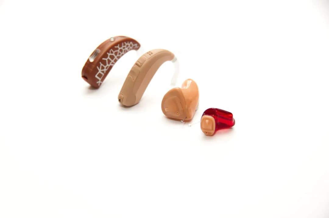 Jak załatwić aparat słuchowy dla seniora i uniknąć wysokich kosztów