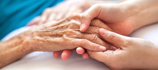 Ile dostaje opiekun osoby starszej? Poznaj zaskakujące wynagrodzenia