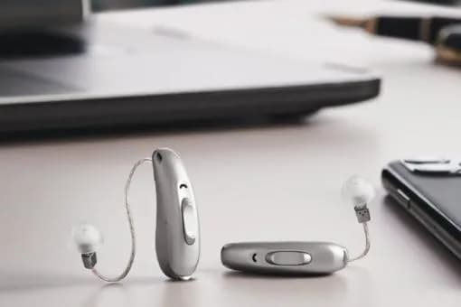 Ile kosztuje dobry aparat słuchowy? Poznaj ceny i opcje refundacji