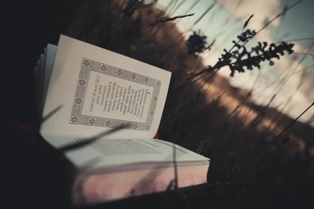 Co to testament w Biblii? Zrozumienie przymierza i jego znaczenia