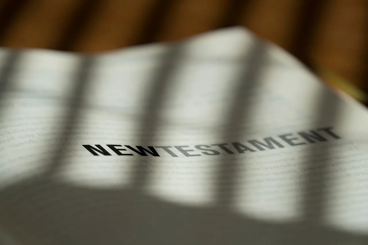 Co oznacza słowo testament? Zrozum jego znaczenie i konteksty
