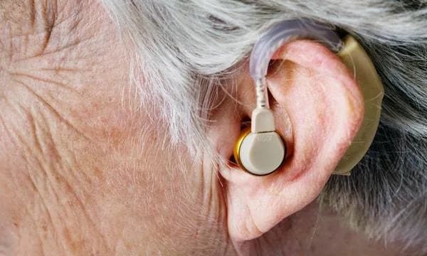 Ile wynosi dofinansowanie do aparatu słuchowego? Sprawdź, co przysługuje