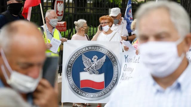 Jak odzyskać pełną emeryturę po dezubekizacji i uniknąć problemów?