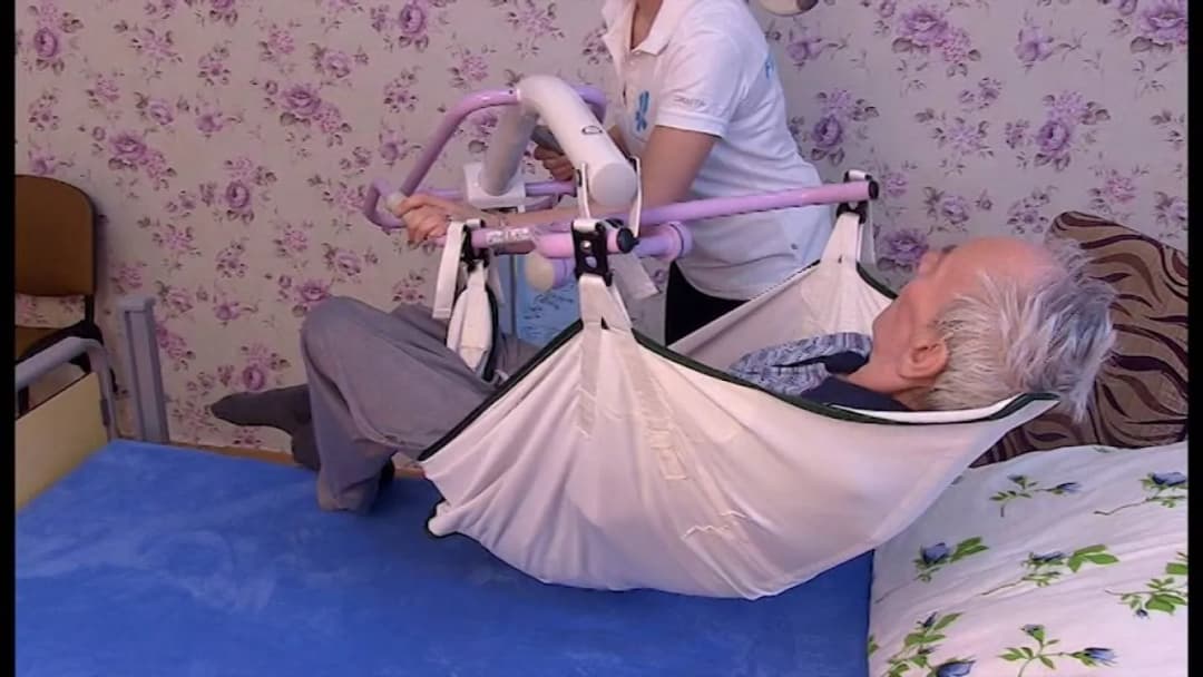 Jak podnieść osobę starszą bez ryzyka urazów i bólu dla opiekuna