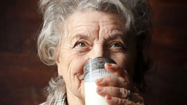 Jakie mleko dobre dla seniora? Odkryj najlepsze opcje zdrowotne