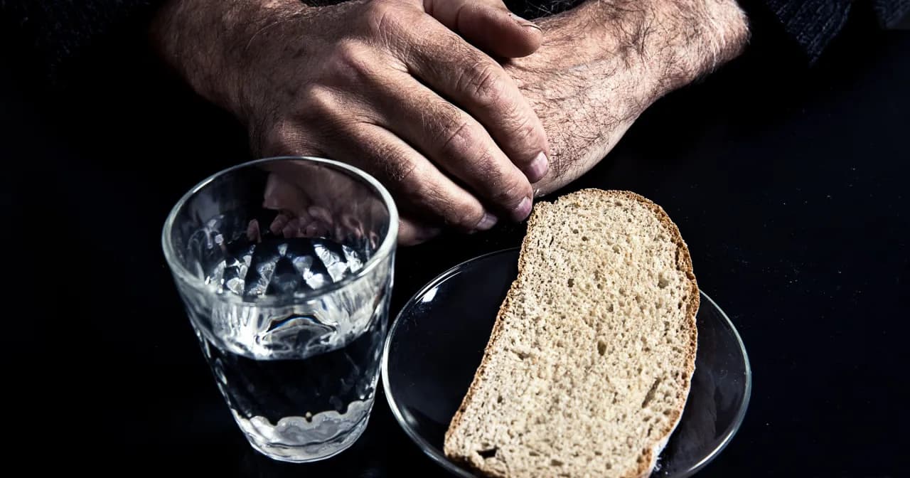 Czy po 60 roku życia obowiązuje post w piątki? Sprawdź zasady.