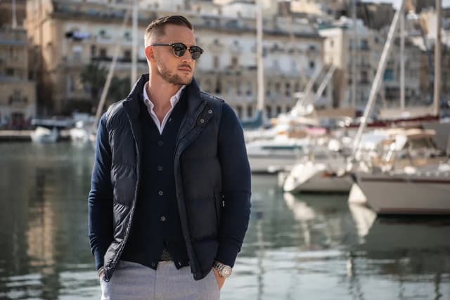 Jak powinien ubierać się mężczyzna po 50, aby wyglądać elegancko?